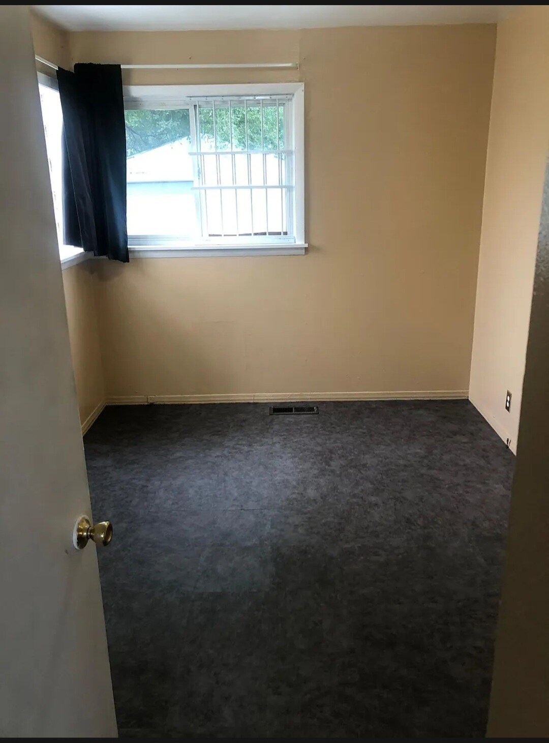 Building Photo - 16494 E 8 Mile Rd