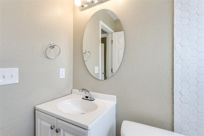 Building Photo - 645 Lloyd Ave