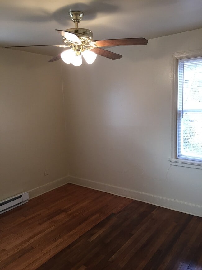 Building Photo - Adorable 3 bdrm/1bath House with Huge Back...