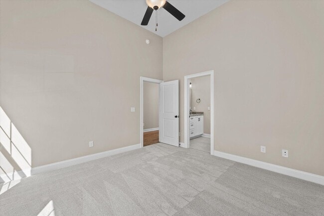 Building Photo - 565 River Oaks Ln