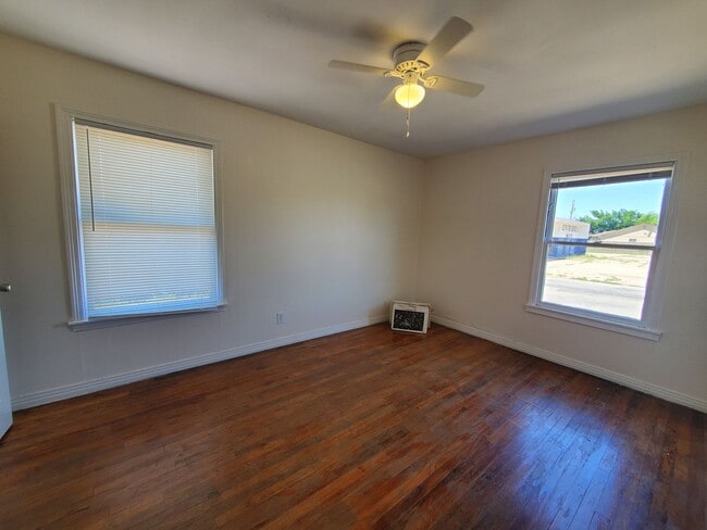 Building Photo - Remodeled 3-bedroom 1 bath home with large fenced in back yard!