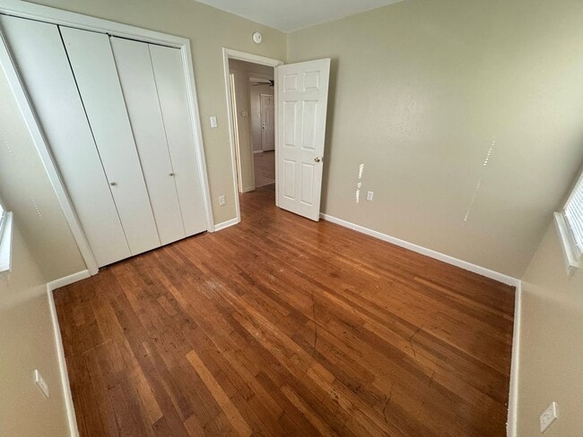 Building Photo - 2601 Live Oak Dr