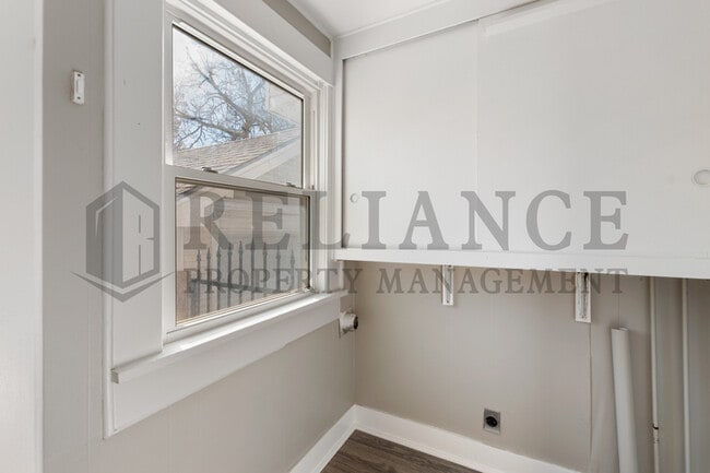 Building Photo - 152 S Estelle St