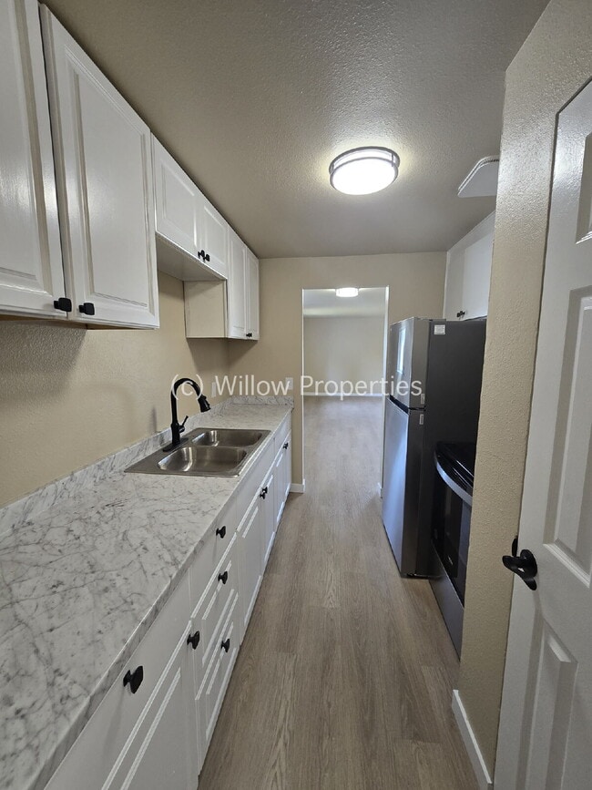 Building Photo - 2 Bedroom Unit Newly Remodeled