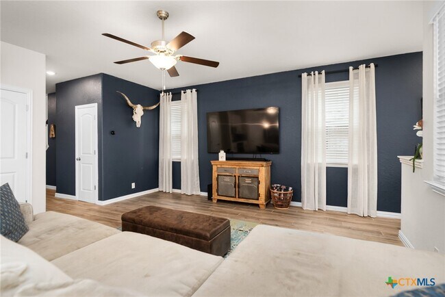 Building Photo - 2043 Cowan Dr