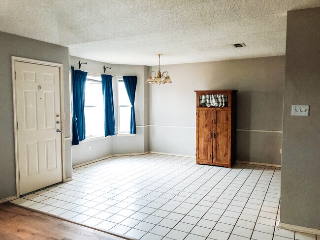Building Photo - 6104 7th Dr
