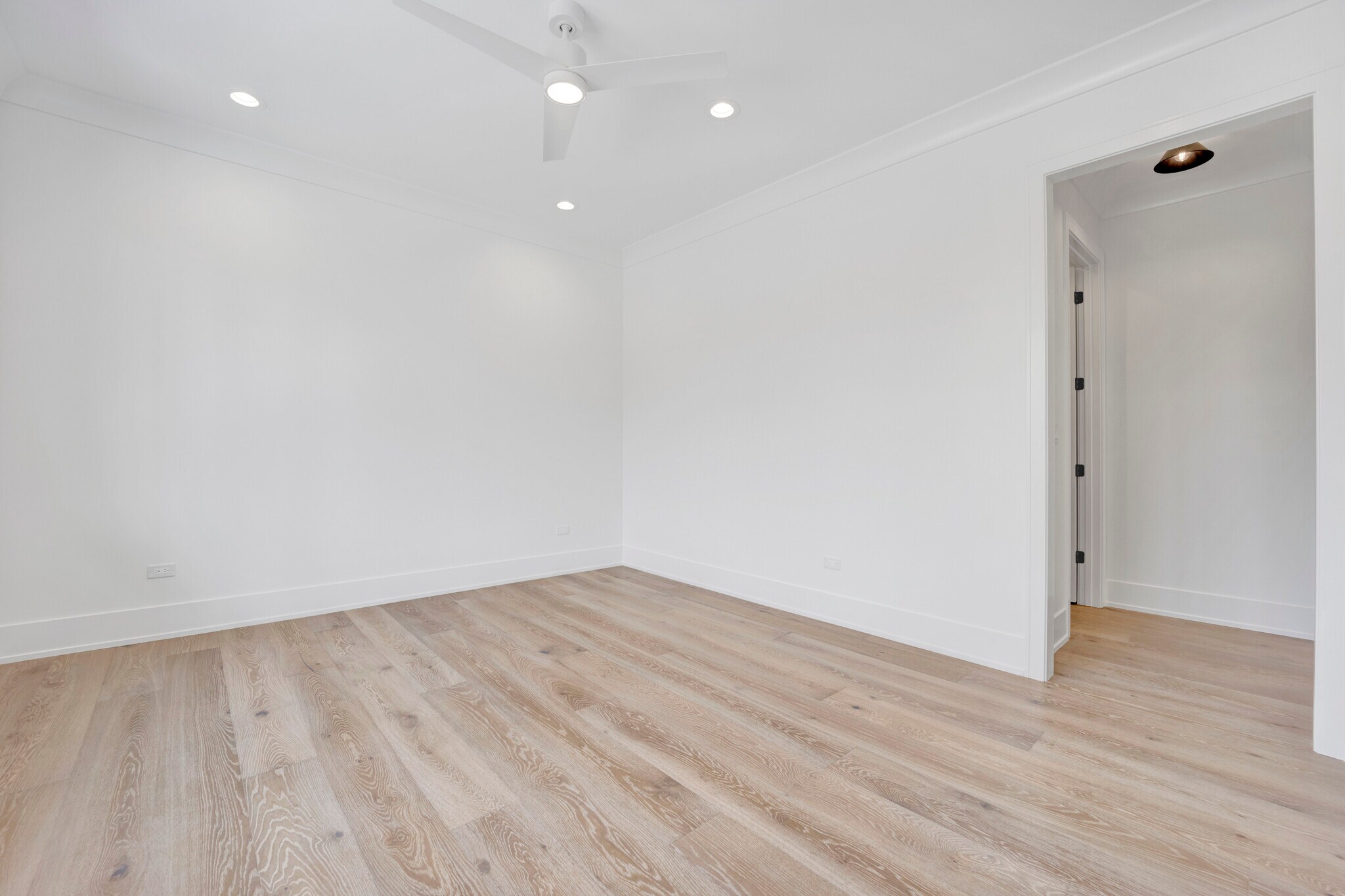 Building Photo - 4918 N Lincoln Ave