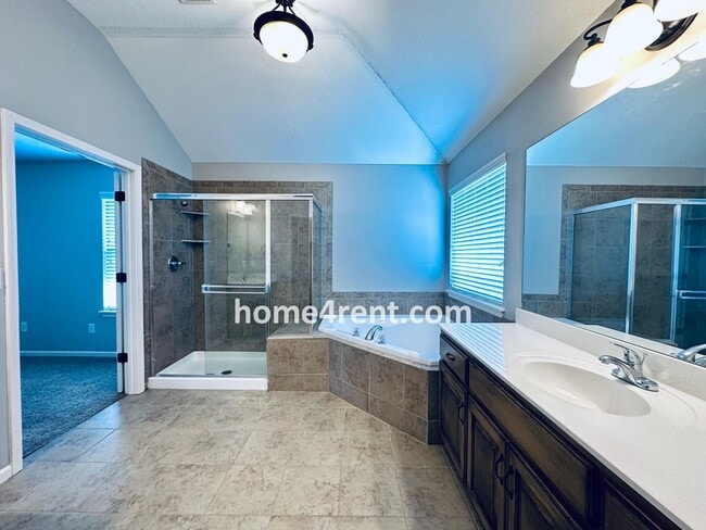 Building Photo - Gorgeous Olathe, 5 BR Home w/ Wood floors,...