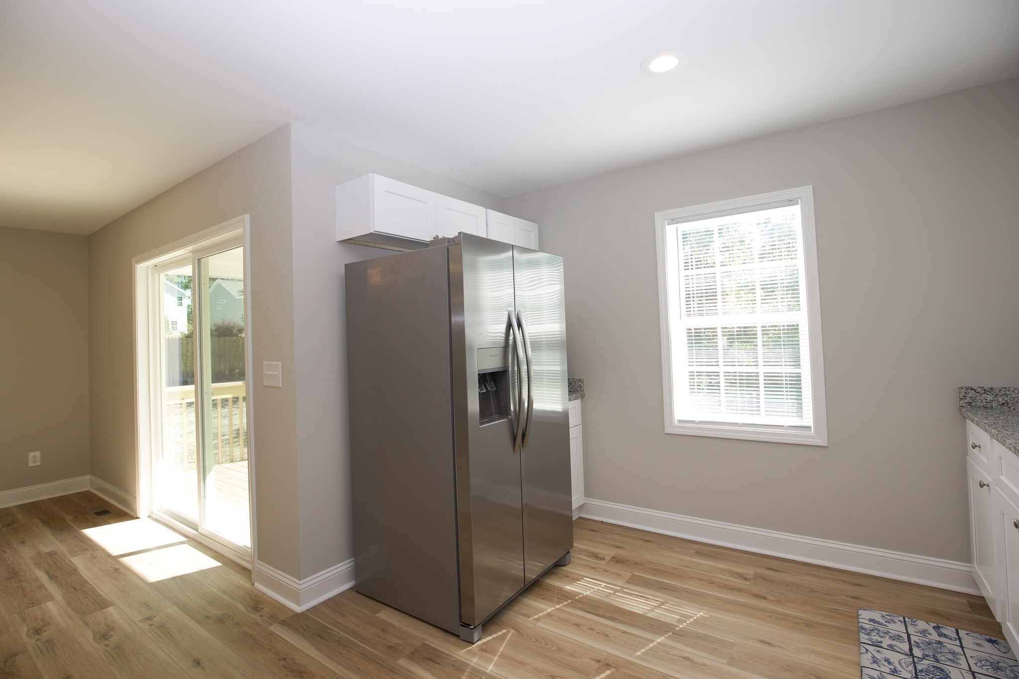 Building Photo - 470 S Glover St