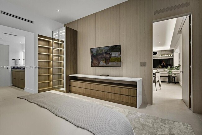 Building Photo - 2301 Collins Ave