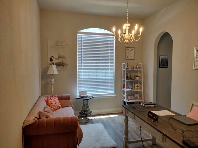 Building Photo - Beautiful 4 bedroom with a pool!!!