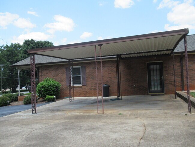 Building Photo - Brick Home located just outside of Hickory NC City Limits!