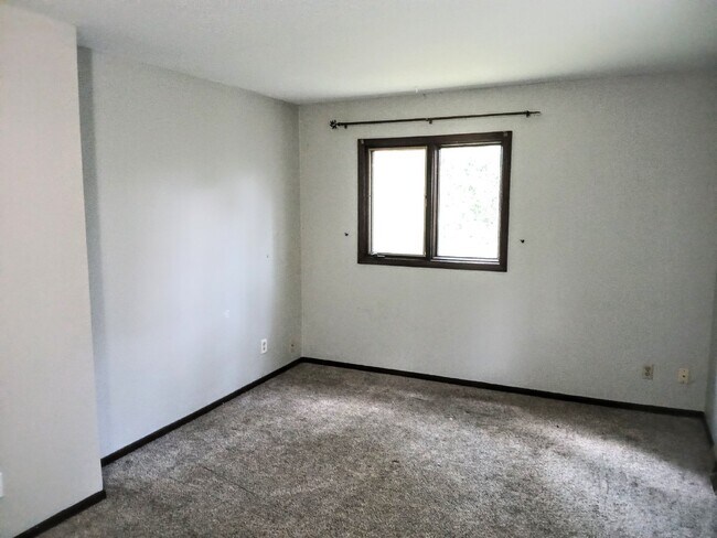 Building Photo - 3 Bedroom 2 Bath in Burnsville