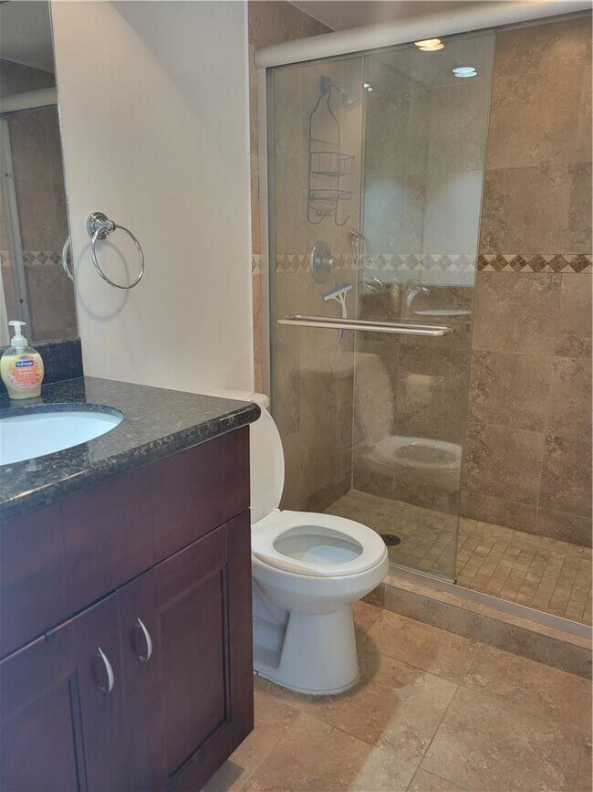Building Photo - 3050 N Palm Aire Dr