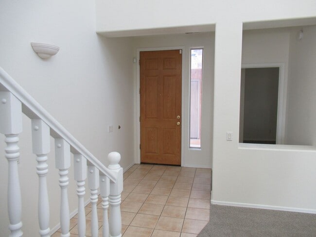 Building Photo - 4 Bedroom / 3.5 Bath Chandler Home in Gated Lake Community!