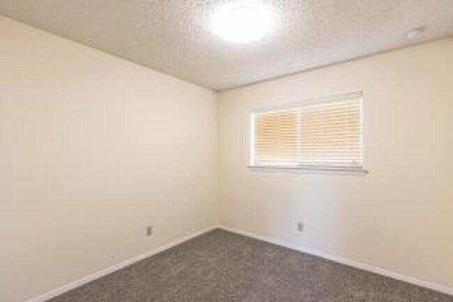 Building Photo - Cozy 3 Bedroom 2 Bath