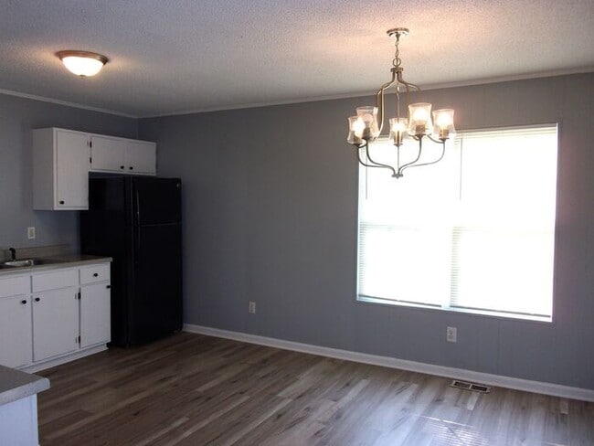 Building Photo - 3 Bedroom 1 Bath Home Recently Updated