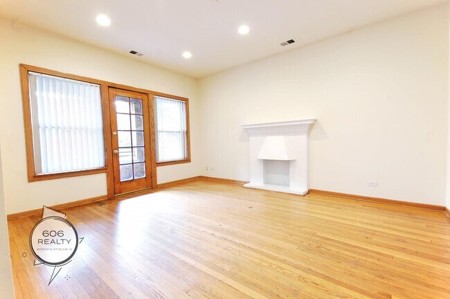 Building Photo - Beautiful Logan Square Apartments!