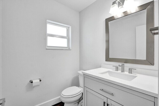 Building Photo - 9821 NW 5th Pl