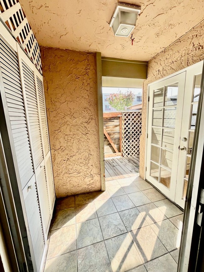 Building Photo - Charming 2 Bed 2 Bath Condo with Washer and Dryer!