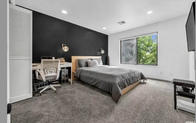 Spacious Master bedroom Spacious Master Bedroom (King bed pictured) - 6881 S Countrywoods Cir