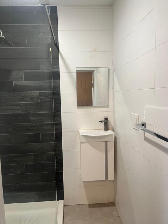 Building Photo - 1144 E Grand St