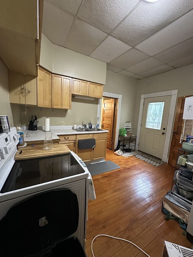 Building Photo - Nice 3 Bed 1 Bath near UWEC! Available Jun...