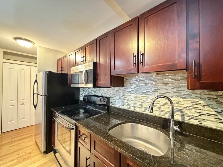 Building Photo - 4180 N Marine Dr