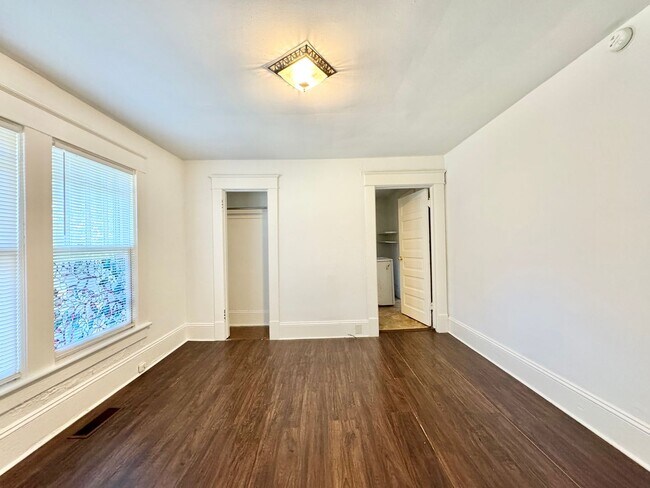 Building Photo - Adorable 3 Bedroom Close to UNCG!