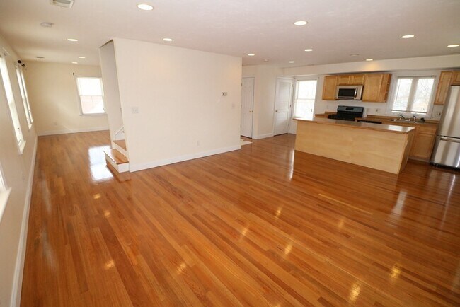 Building Photo - 76 Seaver St
