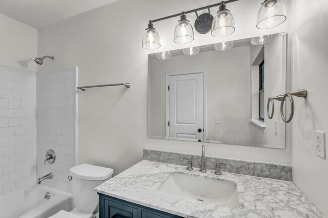Building Photo - Beautifully Renovated 3 bed/2.5 bath in Ri...