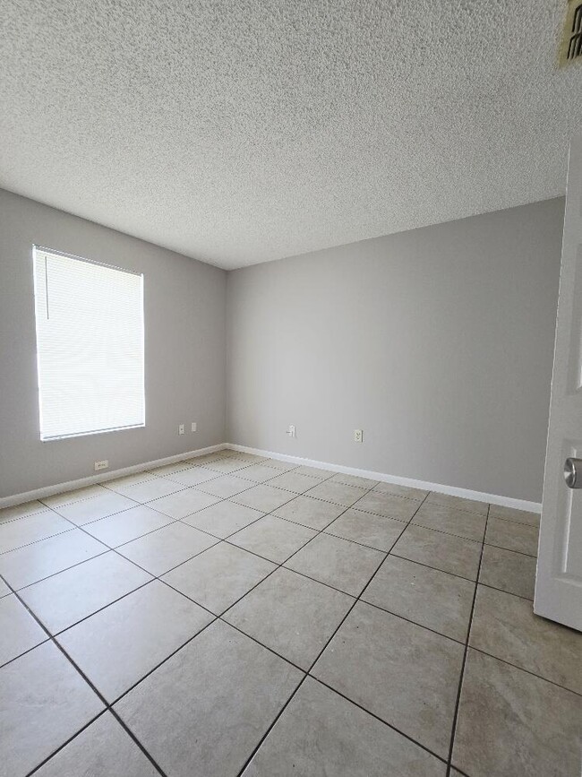 Building Photo - 1710 E Breezy Ln