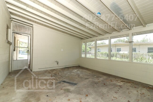 Building Photo - Charming 3/2 with Carport in Sanford