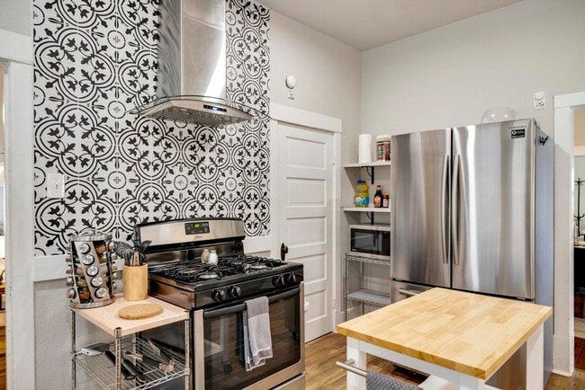 Building Photo - Fully Furnished 3 bedroom 2 bath  for 2 weeks or a Month stay