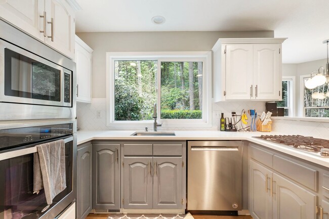 Building Photo - Private Retreat Backing to Trails in the Heart of Lake Oswego