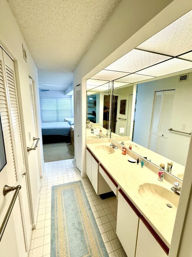Building Photo - 5121 Oakhill Ln