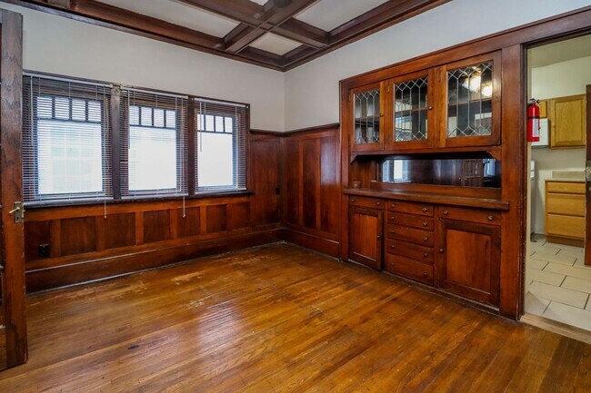 Building Photo - 1111 E Walnut St