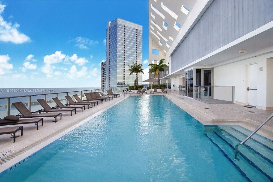 Building Photo - 1300 Brickell Bay Dr