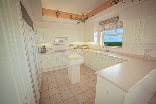 Building Photo - Luxury Seasonal or Annual Rental in the Prestigious Grand Bay Community – Longboat Key