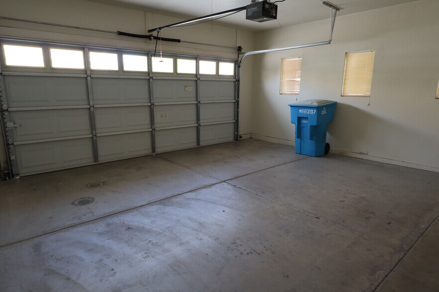 Building Photo - 207 E Mountain Sage Dr