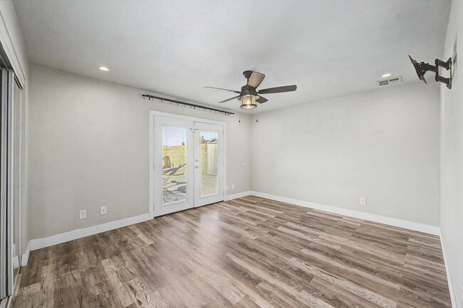 Building Photo - 4048 E Dahlia Dr