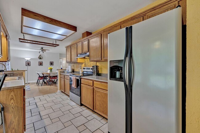 Building Photo - 3 bedroom/2 bathroom Home