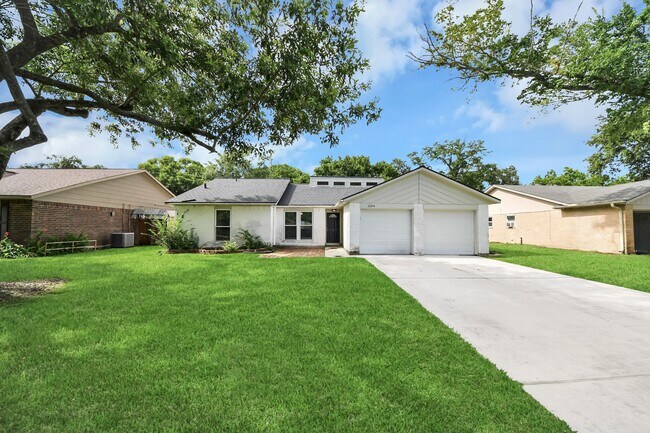 Building Photo - 1104 N Heron Dr