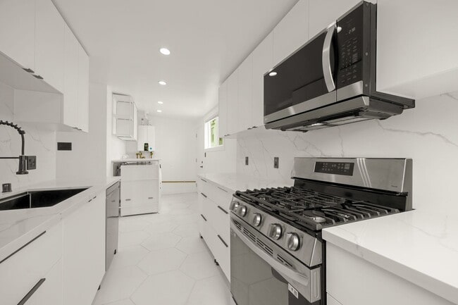 Primary Photo - 1386-1388 47th Avenue (1355r)