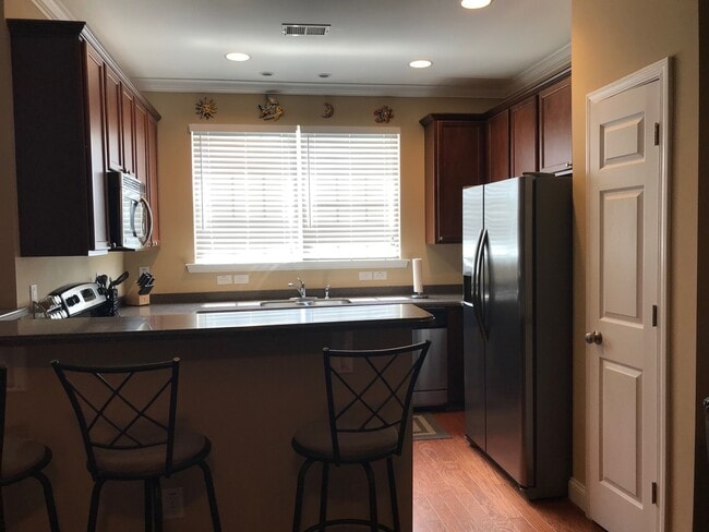 Building Photo - Townhouse with Fenced Backyard!