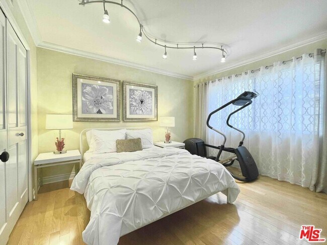 Building Photo - 1121 21st St