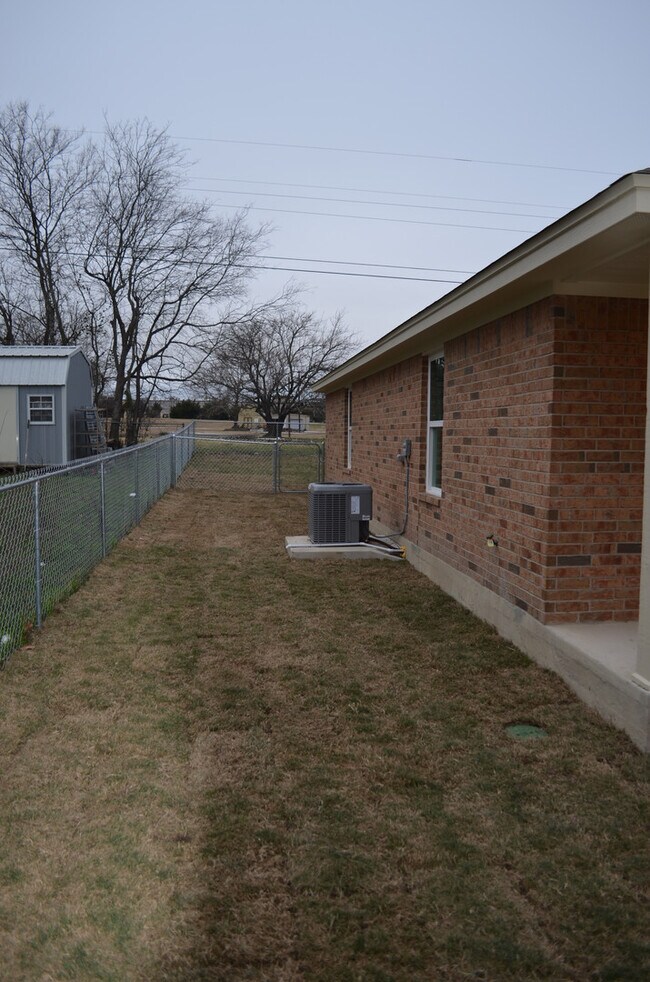 Building Photo - 211 Coby Dr