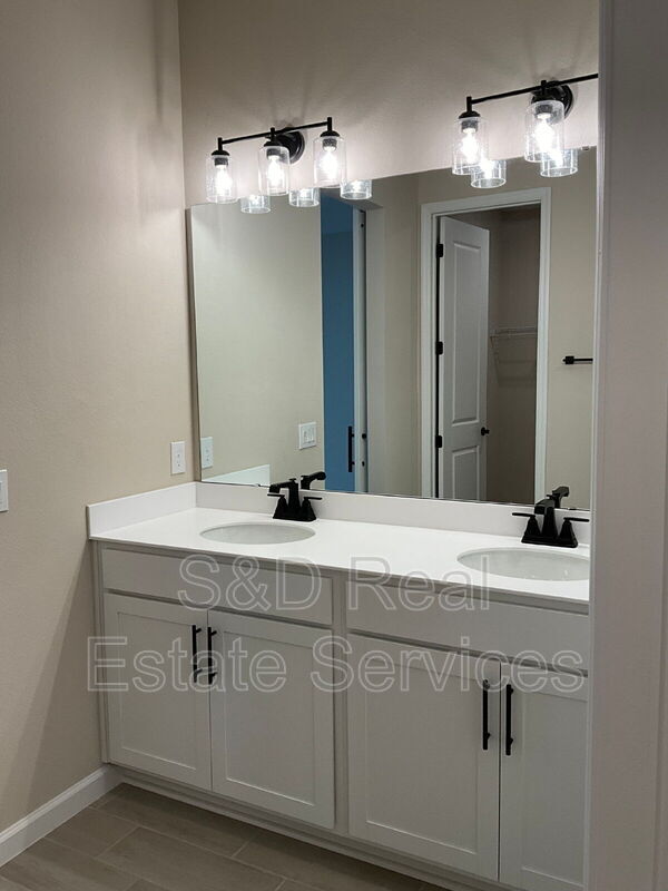 Building Photo - 807 Ballantyne Dr