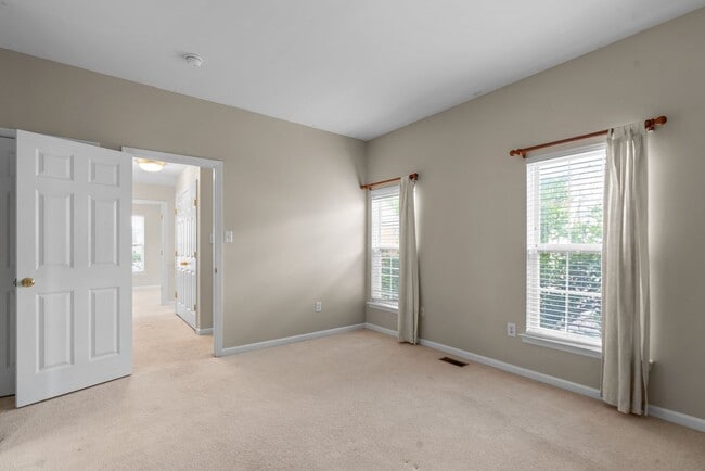 Building Photo - 2 Bed 2.5 Bath - Lakelands Townhome - Deta...