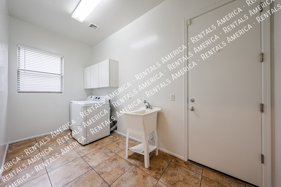 Building Photo - 6274 S View Ln